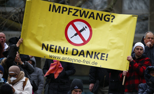 מתנגדי חיסונים בגרמניה (צילום: Reuters)