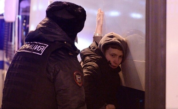 מפגינים רוסים נגד פוטין  (צילום: SKY NEWS)