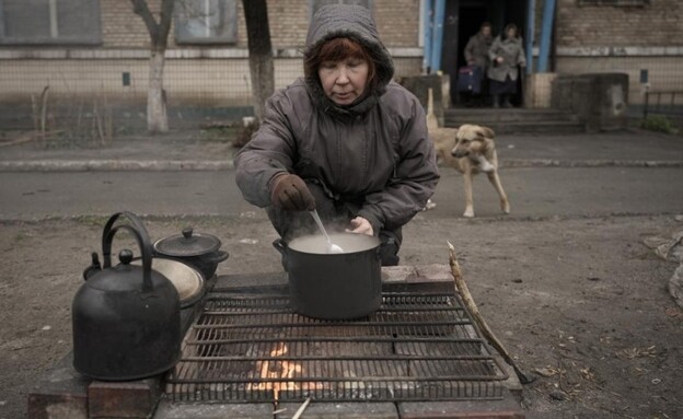 אזרחים מנותקים מחשמל וגז, בוצ'ה, אוקראינה (צילום: ap)
