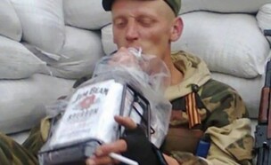 חיילים רוסים נפגעו לאחר ששתו אלכוהול מזויף (צילום: טוויטר)