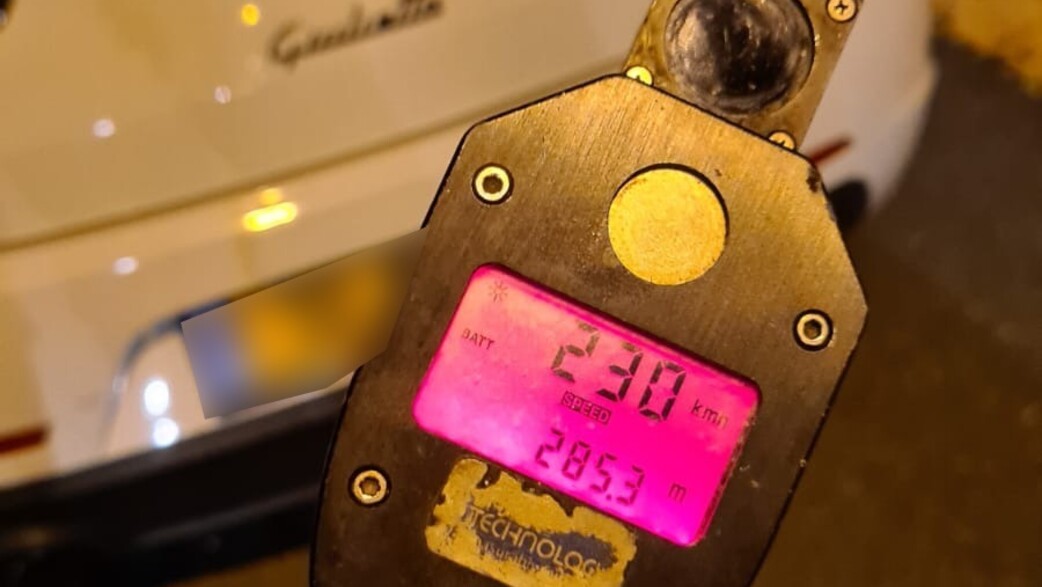 רכב נסע על 230 קמ"ש בכביש שש רכב נסע על 230 קמ"ש בכביש שש