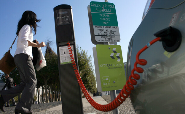 מכונית חשמלית בטעינה, קליפורניה (צילום: Reuters)