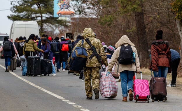 פליטים אוקראינים עוברים את הגבול לסלובקיה (צילום: Yanosh Nemesh, shutterstock)