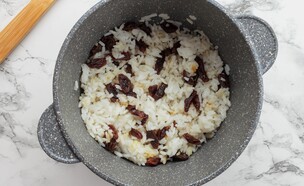 אורז עם בצל וצימוקים (צילום: alena gudz, shutterstock)