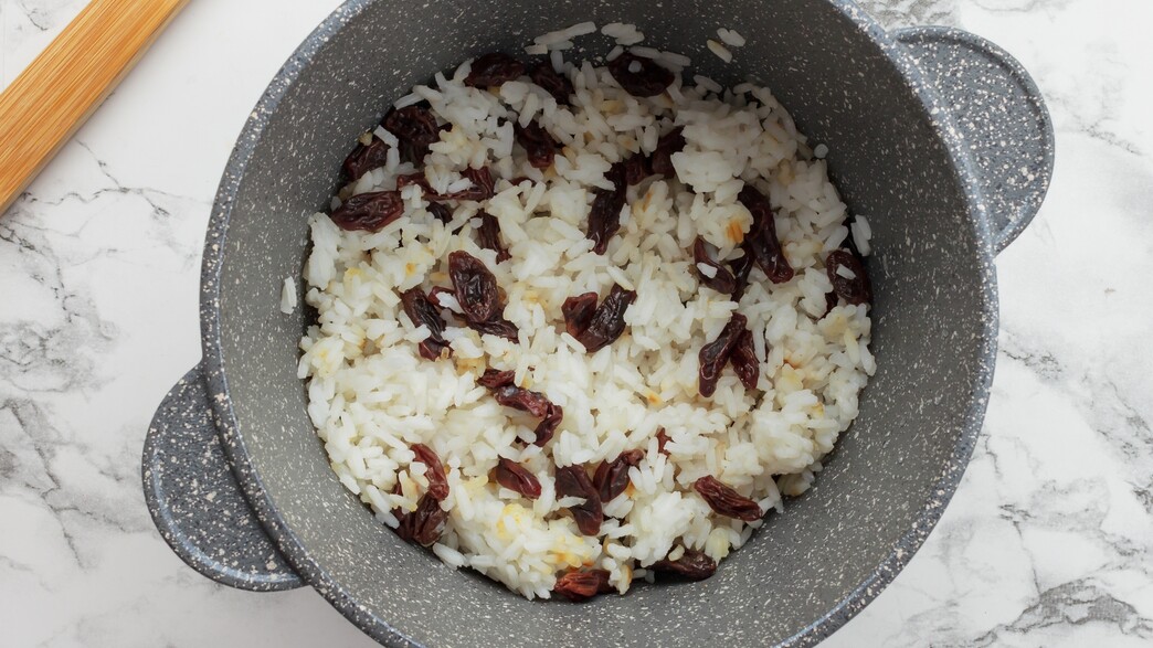 אורז עם בצל וצימוקים