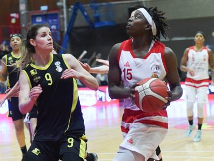 כהן עם הכדור (קרדיט: מנהלת ליגת העל לנשים בכדורסל)