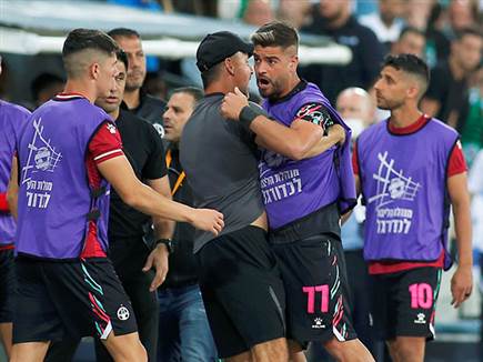 עם עימות בין שחקני ב"ש לאוהדים לפני ההפסקה (אלן שיבר)