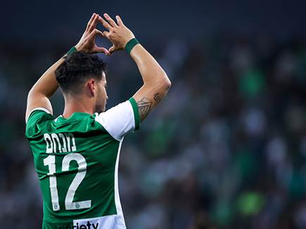 עם שער לא אופייני מרחוק (מאור אלקסלסי)