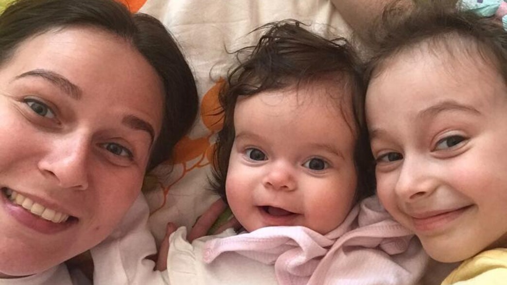 אלינה אבדונינה ובנותיה מריה ואנה 