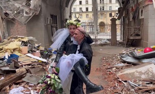 אנטון ואנסטסיה, התחתנו בהריסות בחרקוב, אוקראינה (צילום: reuters, ap)