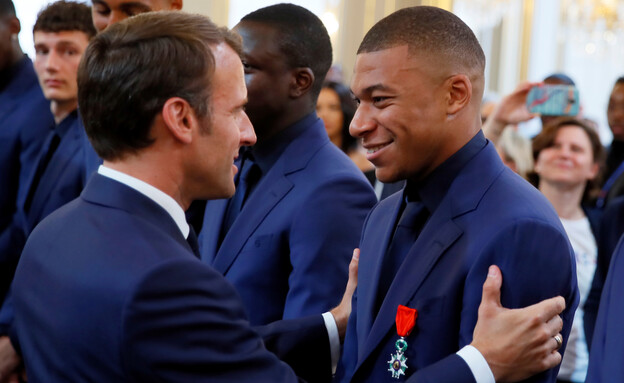 נשיא צרפת, עמנואל מקרון ושחקן הכדורגל, קיליאן אמבפ (צילום: reuters)
