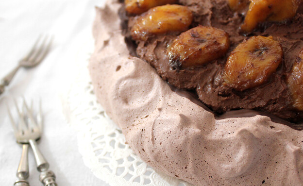 פבלובת שוקולד עם מוס שוקולד (צילום: אסתי רותם, mako אוכל)