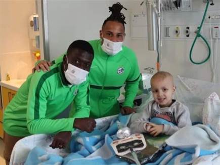 מחמד במהלך פעילות התנדבותית של מכבי חיפה (מכבי חיפה, רשמי)