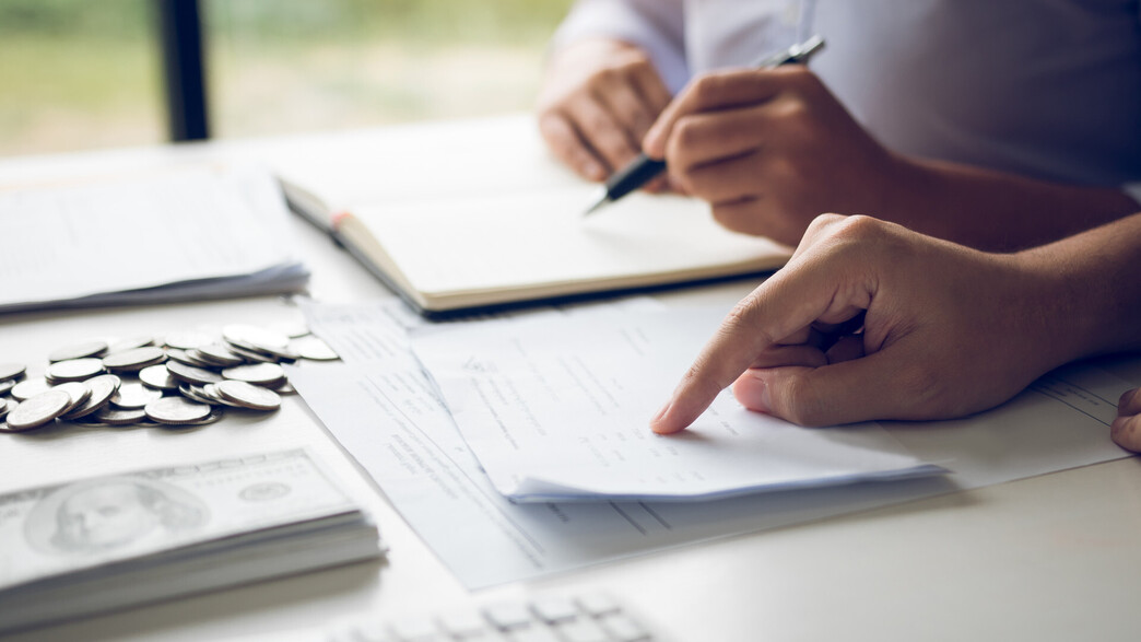 אישה מסתכלת על דוח כספי אישה מסתכלת על דוח כספי