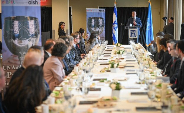 השגריר ארדן בארוחת סדר לשגרירים באו"ם (צילום: שחר עזרן)