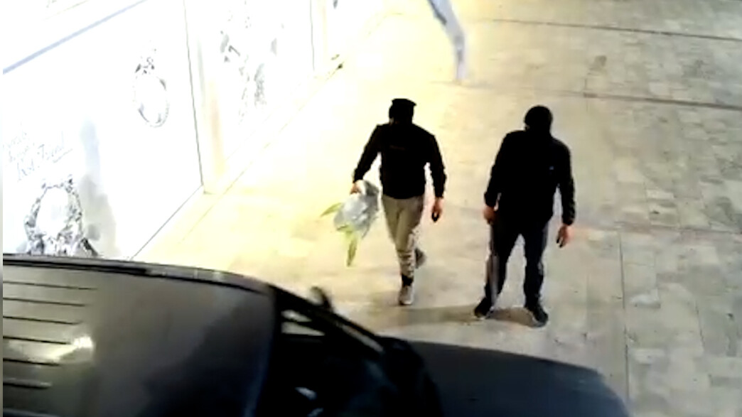 שודדים מנסים לפרוץ לחנות תכשיטים (צילום: מצלמות אבטחה)