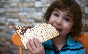 ילד אוכל מצה (צילום: shutterstock by Avishay Zigman)