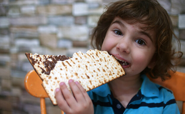 ילד אוכל מצה (צילום: shutterstock by Avishay Zigman)
