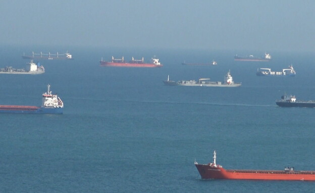 אוניות מטען מחכות לפריקה במשך חודשים  (צילום: חדשות 12)
