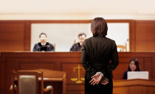 אישה בבית משפט (צילום: MR.Yanukit, shutterstock)