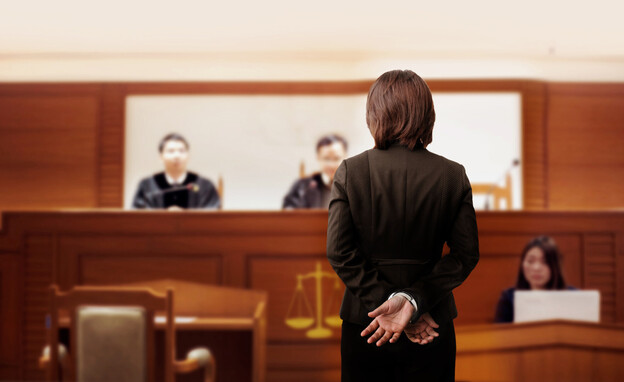 אישה בבית משפט (צילום: MR.Yanukit, shutterstock)