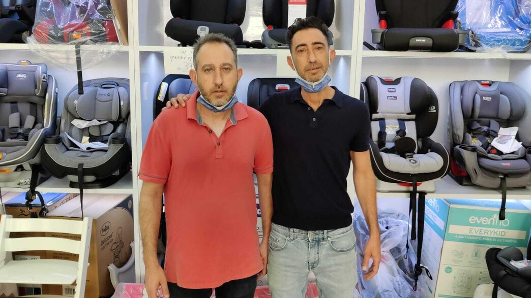 שלומי זילכה ואחיו שימי בחנות "טוב לי לתינוק" שלומי זילכה ואחיו שימי בחנות "טוב לי לתינוק"