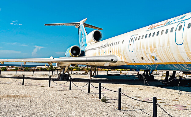 מטוס נטוש האי קיש איראן (צילום: Kudzina, Shutterstock)