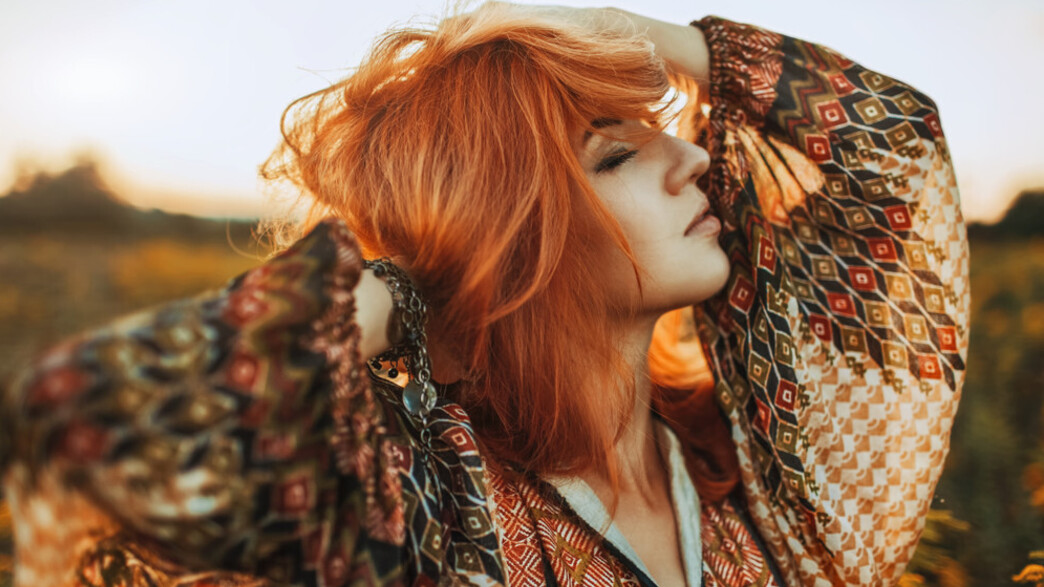 אישה עם שיער אדום אישה עם שיער אדום