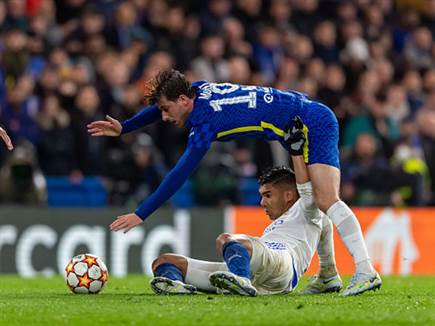 משחק קשוח על הדשא (GETTY)