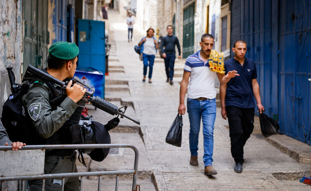 חייל מג"ב בעיר העתיקה בירושלים בחודש רמדאן (צילום: אוליבייה פיטוסי, פלאש 90)