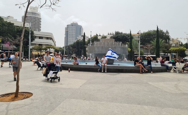 דגל ישראל בכיכר דיזנגוף, תל אביב (צילום: n12)