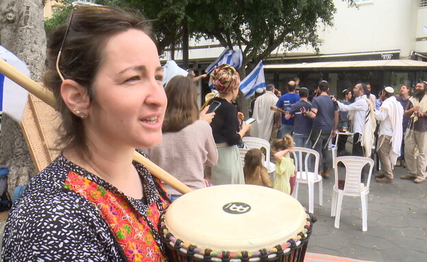 מוריה במעגל המתופפים של קהילת הרש היהודי (צילום: החדשות 12)