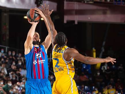 אוואנס שומר על מירוטיץ'. הרבה ג'אמפ שוטס (Getty)