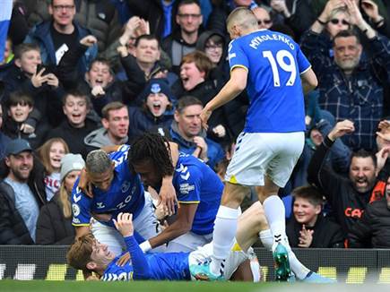 חגגו התרחקות מהקו האדום (GETTY)