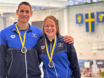 אנסטסיה גורבנקו ודוד גרצ'יק עם המדליות (צילום: באדיבות איגוד השחיי (צילום: ספורט 5)