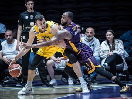 קרב ענק מתחת לסל. ג'ונסון וז'יז'יץ' (עודד קרני)