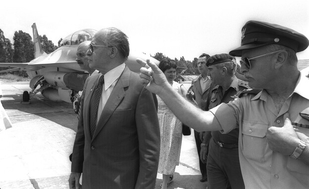 דוד עברי ומנחם בגין ב-1981 (צילום: לע