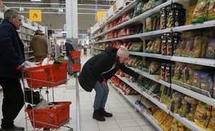 קונים בסופרמרקט ברוסיה (צילום: Konstantin Zavrazhin/Getty Images)