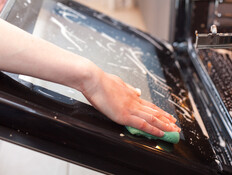 ניקיון תנור (צילום: 123RF) ניקיון תנור (צילום: 123RF)