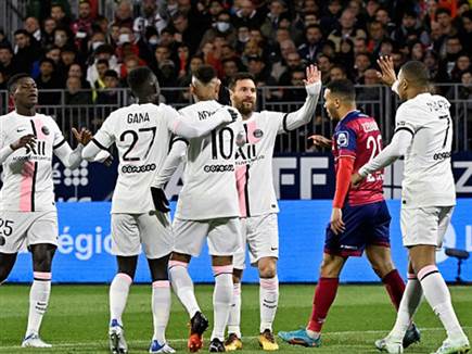 שחקני פריז חוגגים את הגול הראשון. היו המון (Getty)