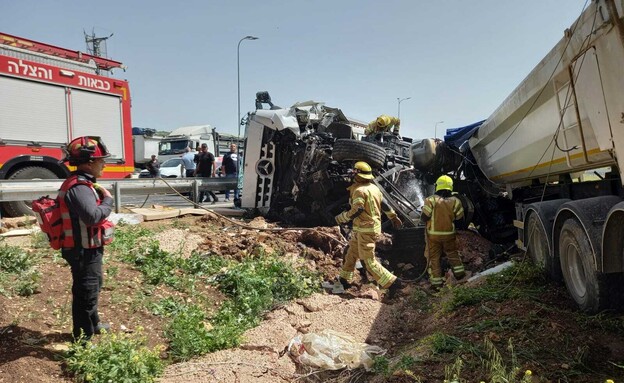 משאית נפלה מהמחלף על אי התנועה בכביש 79 (צילום: כבאות והצלה)