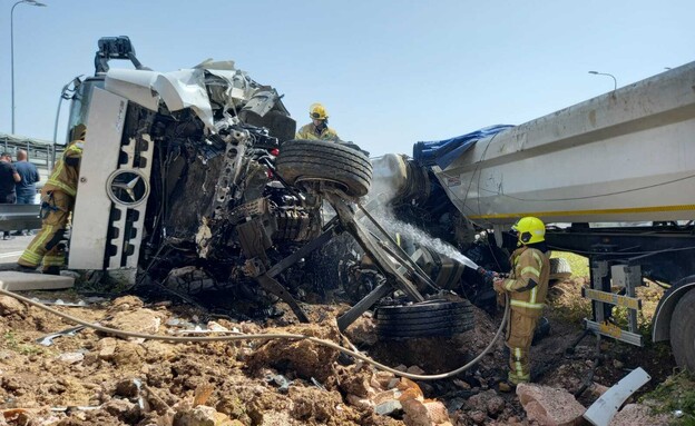 משאית נפלה מהמחלף על אי התנועה בכביש 79 (צילום: כבאות והצלה)