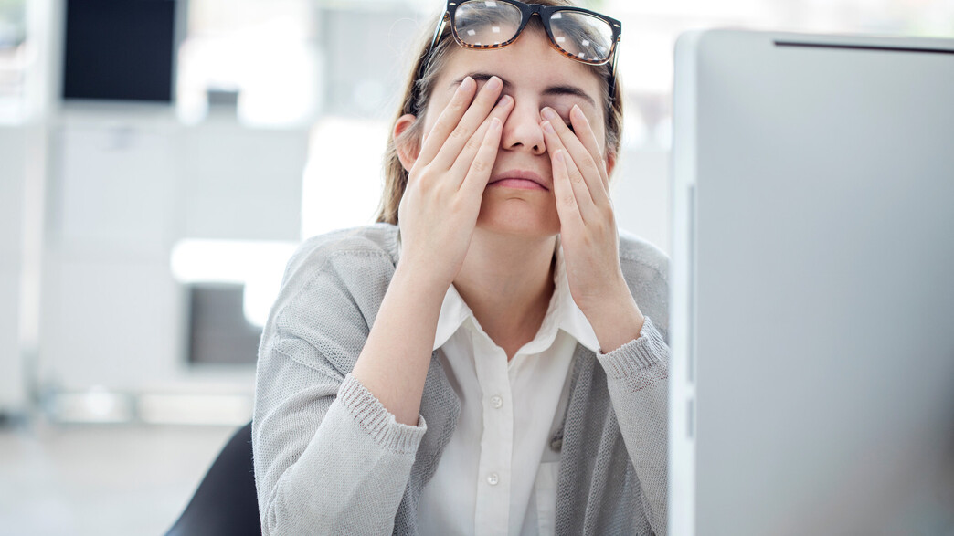 אישה עייפה בעבודה | אילוסטרציה