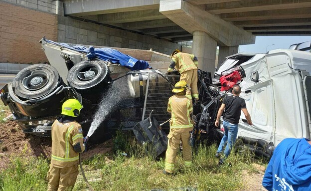 משאית נפלה מהמחלף על אי התנועה בכביש 79 (צילום: כבאות והצלה)