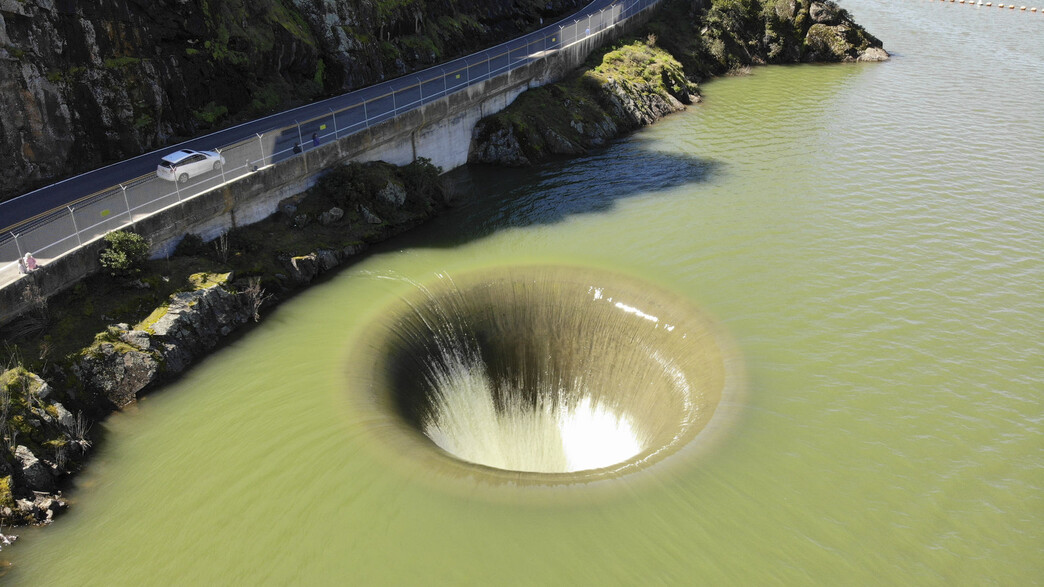 "חור התהילה": בור הניקוז הגדול בעולם בקליפורניה