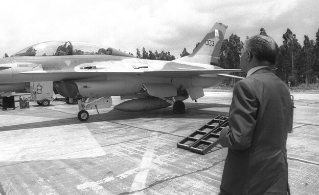 ראש הממשלה מנחם בגין מתבונן במטוס ה-F-16 שהשתתף בתקיפת הכור בעיראק (צילום: הרמן חנניה, לע"מ)