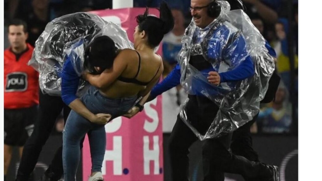 האוהדת פורצת למגרש באוסטרליה