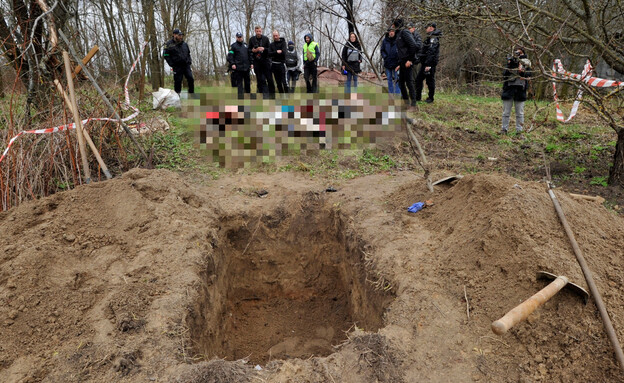 גופות של משפחה אוקראינית שהוצאו מתוך קבר (צילום: SERGEI CHUZAVKOV, AFP)