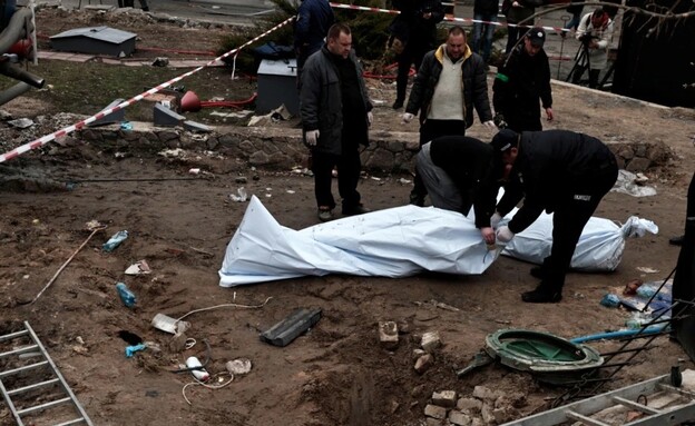 שתי גופות סמוך לעיירה בוזובה, אוקראינה (צילום: reuters)