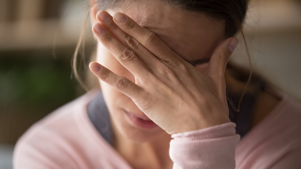 אישה סובלת אישה סובלת